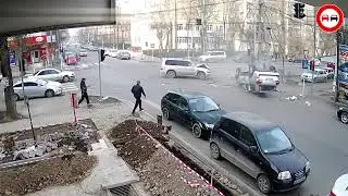 Шокирующие моменты аварий и ДТП. Не справился с заносом при обгоне и влетел под ФУРУ и МНОГО другого