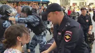 Russian protesters beaten by police