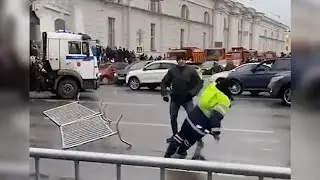 Мужчина технично нанес удар полицейскому в лицо / в Санкт-Петербурге / ХочуФакты