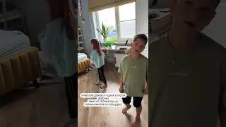 Зашла домой, а Саня с новой знакомой 😄     