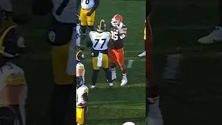 Broderick Jones didn’t trust Myles Garrett with a helmet🤣 #nfl
