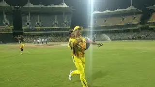 Dhoni running with kids - Will Watson and Gibran Tahir