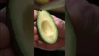 This quick avocado tip is just the beginning to a delicious breakfast (full video available now) !