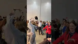 Туристы взорвали танец 🔥😂 как они весело танцуют 👍🔥