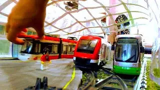 Die Straßenbahnen an der Station und die Zugtürschließungen (straßenbahn modell)