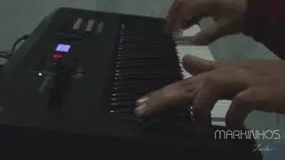 Improvisando algumas escalas no teclado.