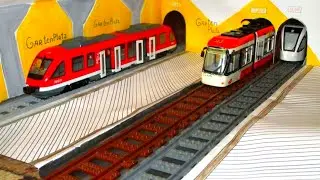 Die Straßenbahnen an der Station und die Zugtürschließungen (straßenbahn modell)