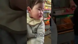 생애 첫 시장 방문. 신기해서 두리번 두리번. 좋아하는 떡 득템^^ #17개월아기