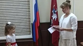 Терра Теплякова закончила девятый класс. Лишили детства!Terra Teplyakova 于7岁时从 9 年级毕业，通过了期末考试并获得了证书。