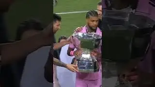 Messi shows respect to Yedlin