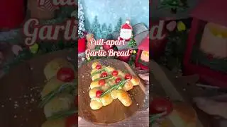 Pull-apart Christmas Tree Garlic Bread #shorts #pillsbury