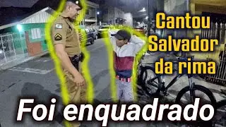 POLICIAL ENQUADRA CRIANÇA PORQUE ELA ESTAVA CANTANDO SALVADOR DA RIMA