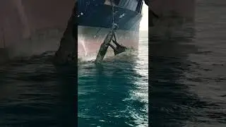 МАЛЕНЬКИЙ ЯКОРЬ ДЕРЖИТ ОГРОМНЫЙ СУХОГРУЗ 