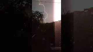 Близкий разряд молнии в Астрахани вечером 07.07.2024.