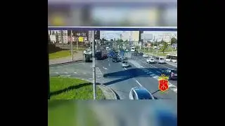 Сотрудники ГИБДД работает на месте массового ДТП во Фрунзенском районе Санкт-Петербурга