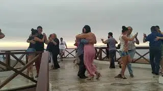 ТАНГО на закате дня, берег Тихого океана.