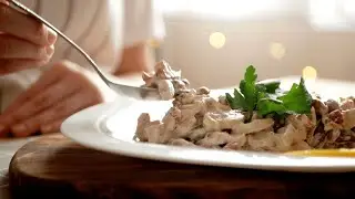 Вы просто не сможете оторваться! Салат из копченой курицы [салат с копченой курицей и грибами]