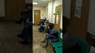 Волгоградец показал на видео гигантскую очередь к терапевту