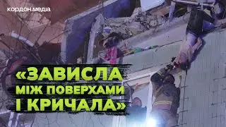 Люди під завалами: «шахед» наскрізь пробив багатоповерхівку у Сумах.