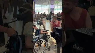I met a handicapped CELLIST at the AIRPORT 🥹❤️ 