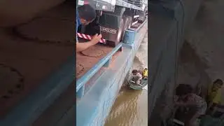 Cara Melarikan Diri Dari Kapal Barang Ke Perahu Kecil