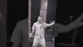 Она прыгает не в джип а в эскалейд
