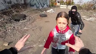 МАНЬЯК псих ПОХИТИЛ девочку. Мама ПЛАЧЕТ и попросит помощи. Бандит ТРЕБУЕТ 10 000$ за ШКОЛЬНИЦУ