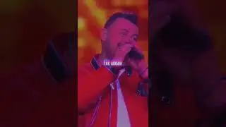 а он тебя целует