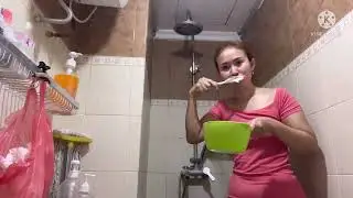 Beli Krupuk Dan Kue Di Dapur Coklat
