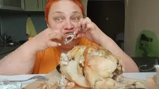 Мукбанг ЕМ ЦЕЛУЮ КУРИЦУ! Слабонервным не смотреть!