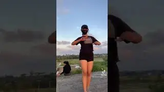 tiktok hot abg goyang di pinggir sawah