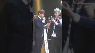 BTS's Reaction When Jungkook Used Trophy Instead Of Mic To Speak 😂🤣😅 #shorts #bts #jungkook