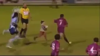 Niño causa sensación en un partido de fútbol