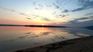 Шикарный рассвет Зеркальная гладь воды и движение облаков река Волга Козловка Чувашия таймлапс