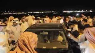 تجمع الجمهور على المنشد فهد مطر