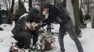 подошёл  с цветами к могиле легендарного Юрия Никулина 🙏 Новодевичье кладбище  январь 2023