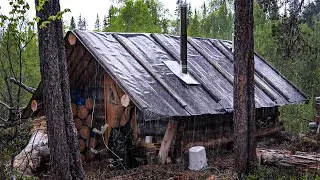 РЫБАЛКА НА ТАЁЖНОЙ РЕЧКЕ В РАЙОНЕ ИЗБЫ БОРОВОЙ. БЫТ, РЕМОНТ, ПЕРЕЖИДАЮ ДОЖДЬ В ИЗБЕ.