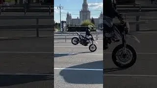 Stunt на мотоцикле в городе 🤙🏾🤙🏾 #shorts #stunt #ktm #live #moto #мотоцикл #supermoto