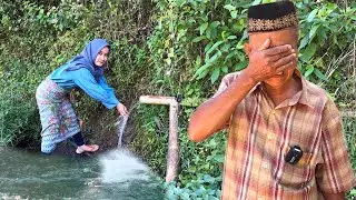 PAK TUA MENANGIS BAHAGIA SAAT DAPAT BANTUAN UANG TUNAI BUAT BANGUN MUSHOLA DI TANAH WAKAFNYA