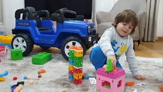 Fatih Selim kule yapıyor.Lego'lardan Gökdelen ev apartman yapmış.