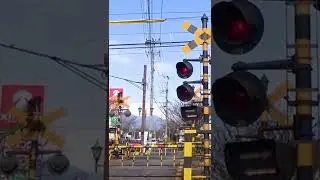 Поезд. ЖД переезд и шлагбаум в Японии 
