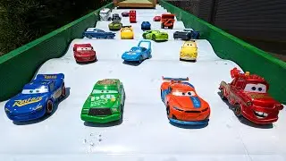 30 kinds of Tomica. Disney Cars & Working Cars. Jump from the twisty slide into the pool!