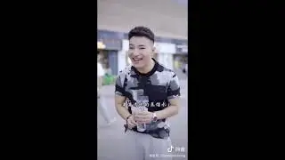 идет китаец с бутылкой в руке и поет про любовь ( super idol tik tok )