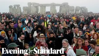 Thousands attend summer solstice at Stonehenge