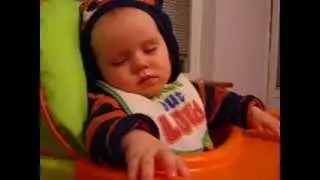 Cute baby falls asleep // Милый малыш засыпает