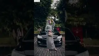 Pose foto dengan mobil