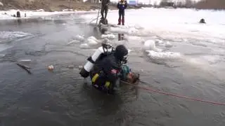 Достают из воды тело утонувшего ребенка