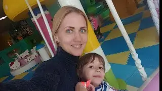 София с подружкой☀️ на Батутах играет в прятки с мамой Квест ☀️ найди детей