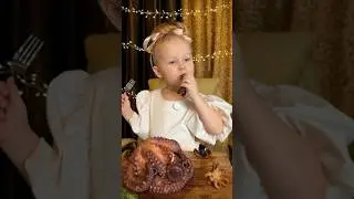 Ева пробует морских обитателей😄