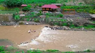 Heavy rain and floods - Gardening activity together to take care of fish ponds in the rain - Sang vy